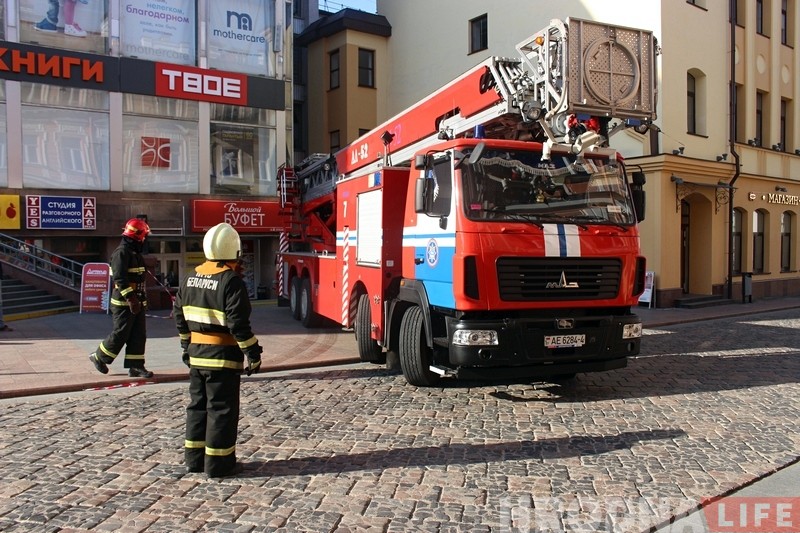 Вялікі кавалак шкла ўпаў з вышыні перад самым уваходам у ГД "Нёман" Вялікі кавалак шкла ўпаў з вышыні перад самым уваходам у ГД "Нёман"