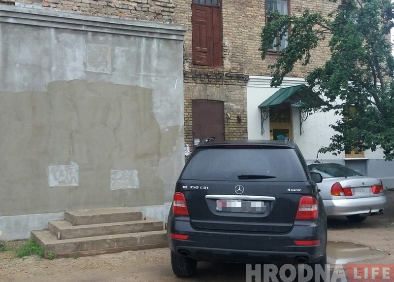 У камяніцы на Ажэшкі прабілі ў сцяне новыя дзверы. А потым замуравалі