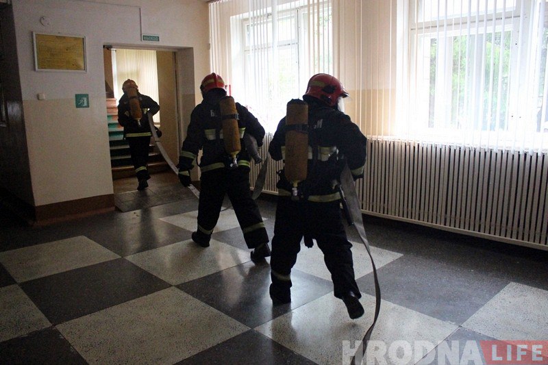 У Гродзенскім каледжы прыборабудавання пасля "задымлення" ўсіх навучэнцаў своечасова эвакуіравалі У Гродзенскім каледжы прыборабудавання пасля "задымлення" ўсіх навучэнцаў своечасова эвакуіравалі