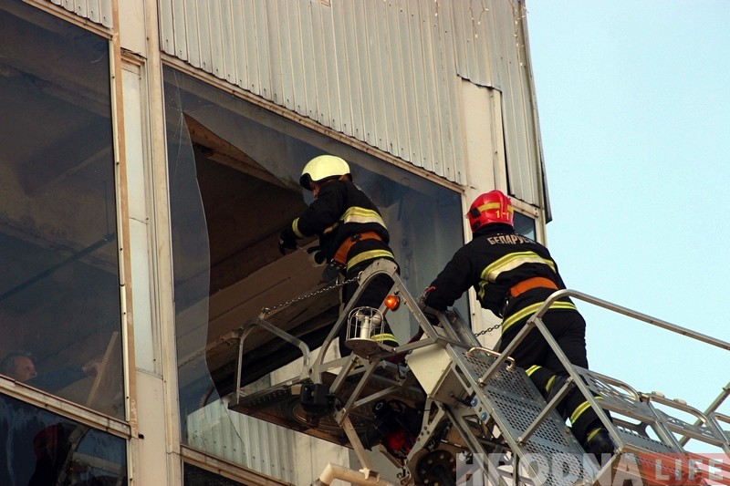 Вялікі кавалак шкла ўпаў з вышыні перад самым уваходам у ГД "Нёман" Вялікі кавалак шкла ўпаў з вышыні перад самым уваходам у ГД "Нёман"