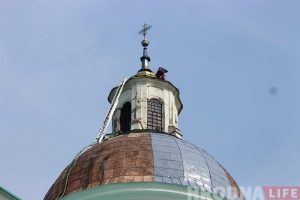 Пазіхацеў і хопіць. Купал Фарнага касцёла пачалі нанова фарбаваць