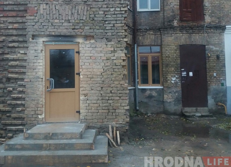 У камяніцы на Ажэшкі прабілі ў сцяне новыя дзверы. А потым замуравалі У камяніцы на Ажэшкі прабілі ў сцяне новыя дзверы. А потым замуравалі