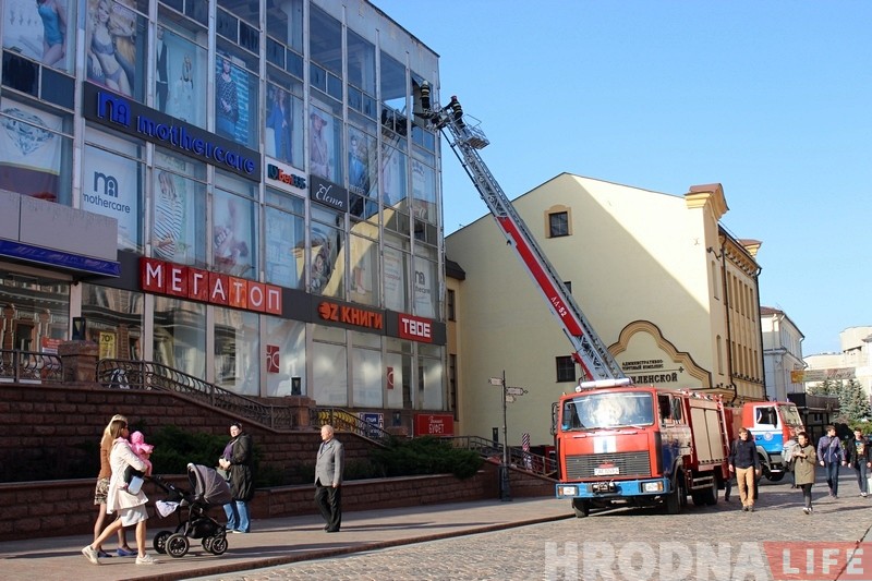 Вялікі кавалак шкла ўпаў з вышыні перад самым уваходам у ГД "Нёман" Вялікі кавалак шкла ўпаў з вышыні перад самым уваходам у ГД "Нёман"