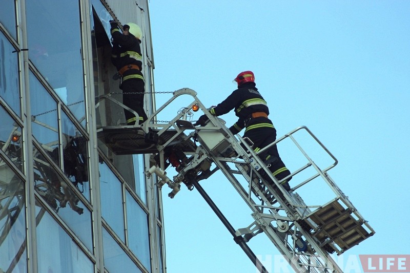 Вялікі кавалак шкла ўпаў з вышыні перад самым уваходам у ГД "Нёман" Вялікі кавалак шкла ўпаў з вышыні перад самым уваходам у ГД "Нёман"