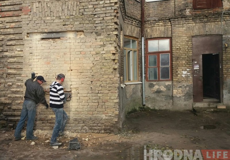 У камяніцы на Ажэшкі прабілі ў сцяне новыя дзверы. А потым замуравалі У камяніцы на Ажэшкі прабілі ў сцяне новыя дзверы. А потым замуравалі