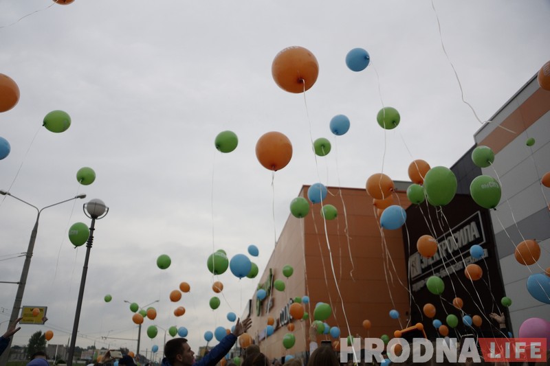 Па аднаму за кожны дзень - 731 шар падняўся ў неба у дзень нараджэння гандлёвага цэнтра (фота) Па аднаму за кожны дзень - 731 шар падняўся ў неба у дзень нараджэння гандлёвага цэнтра (фота)