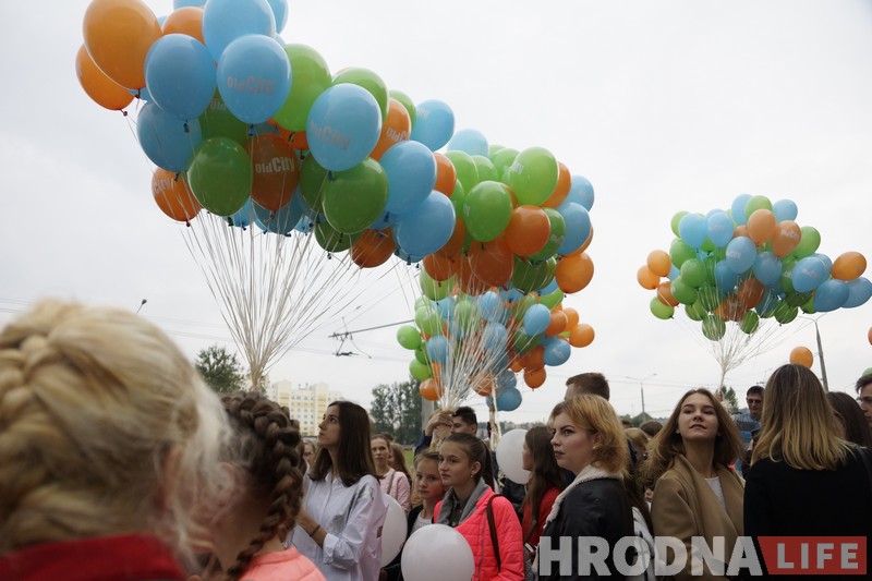 Па аднаму за кожны дзень - 731 шар падняўся ў неба у дзень нараджэння гандлёвага цэнтра (фота) Па аднаму за кожны дзень - 731 шар падняўся ў неба у дзень нараджэння гандлёвага цэнтра (фота)