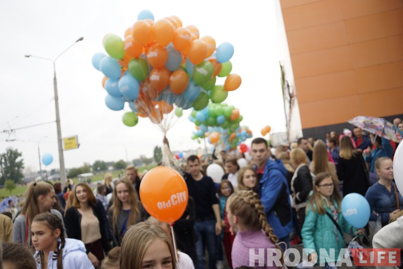 Па аднаму за кожны дзень - 731 шар падняўся ў неба у дзень нараджэння гандлёвага цэнтра (фота) Па аднаму за кожны дзень - 731 шар падняўся ў неба у дзень нараджэння гандлёвага цэнтра (фота)