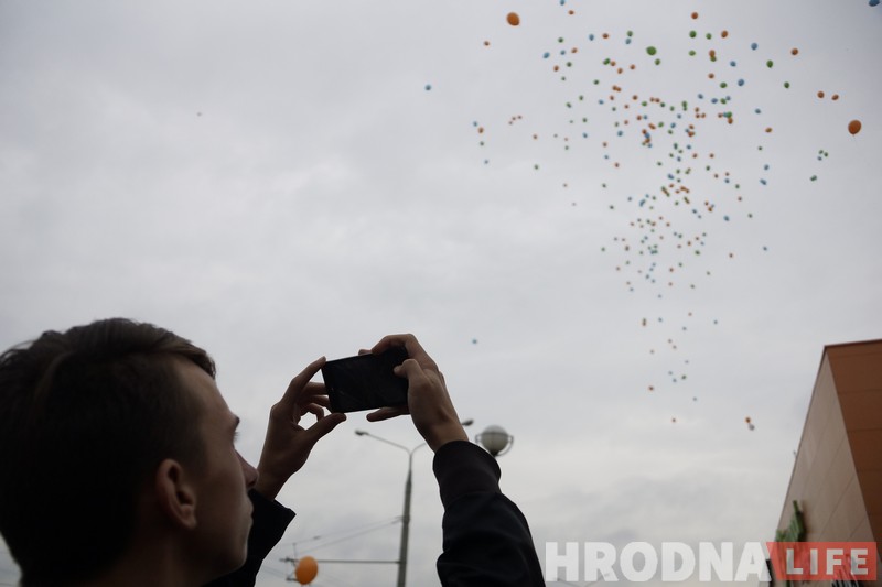 Па аднаму за кожны дзень - 731 шар падняўся ў неба у дзень нараджэння гандлёвага цэнтра (фота) Па аднаму за кожны дзень - 731 шар падняўся ў неба у дзень нараджэння гандлёвага цэнтра (фота)