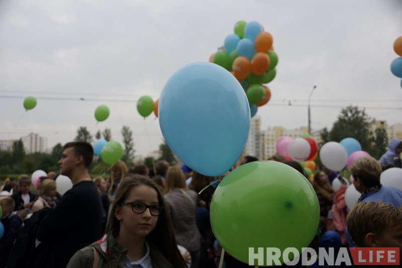 Па аднаму за кожны дзень - 731 шар падняўся ў неба у дзень нараджэння гандлёвага цэнтра (фота) Па аднаму за кожны дзень - 731 шар падняўся ў неба у дзень нараджэння гандлёвага цэнтра (фота)