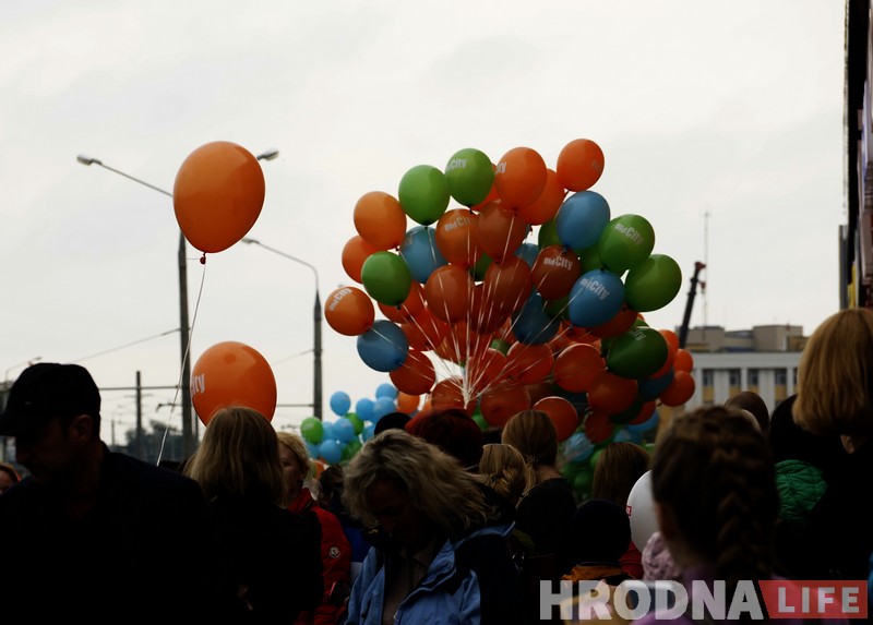 Па аднаму за кожны дзень - 731 шар падняўся ў неба у дзень нараджэння гандлёвага цэнтра (фота) Па аднаму за кожны дзень - 731 шар падняўся ў неба у дзень нараджэння гандлёвага цэнтра (фота)