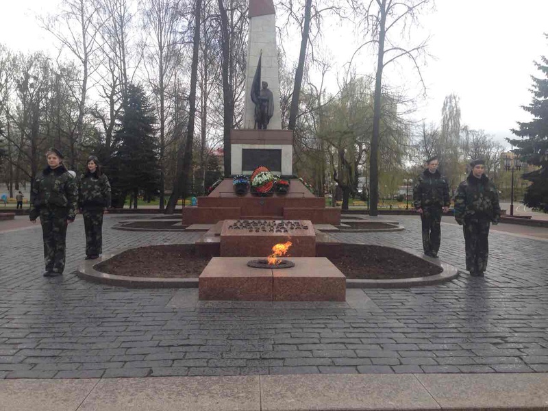 Варта памяці: навошта школьнікі ў Гродне па 7 хвілін стаяць ля помніка Варта памяці: навошта школьнікі ў Гродне па 7 хвілін стаяць ля помніка