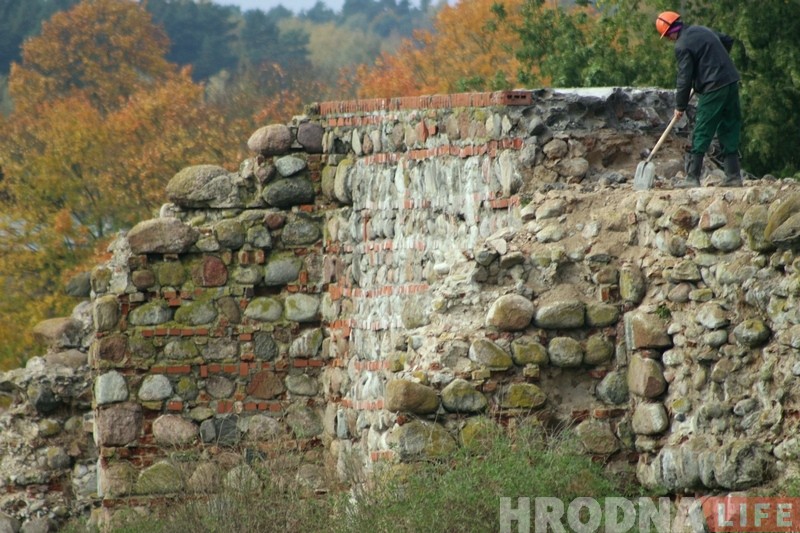Рэканструкцыя Старога замка: рабочыя пачалі разбіраць абарончую сцяну Рэканструкцыя Старога замка: рабочыя пачалі разбіраць абарончую сцяну