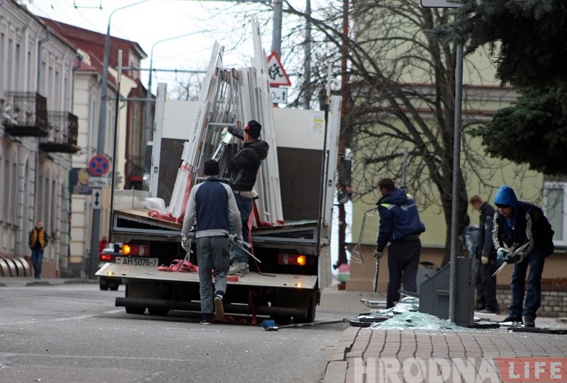 Няўдалая паездка: на Кірава з грузавіка выпала шмат шклопакетаў Няўдалая паездка: на Кірава з грузавіка выпала шмат шклопакетаў