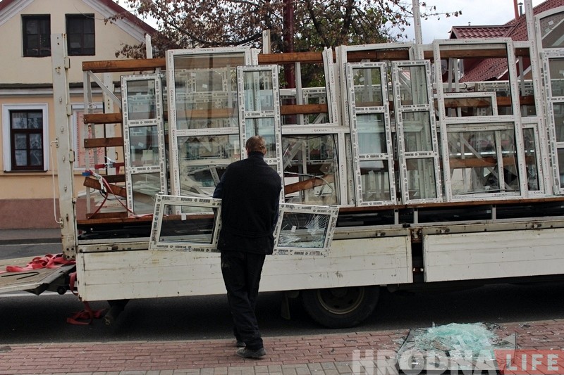 Няўдалая паездка: на Кірава з грузавіка выпала шмат шклопакетаў Няўдалая паездка: на Кірава з грузавіка выпала шмат шклопакетаў