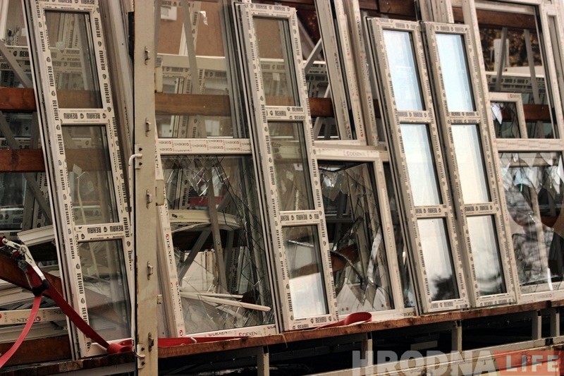 Няўдалая паездка: на Кірава з грузавіка выпала шмат шклопакетаў Няўдалая паездка: на Кірава з грузавіка выпала шмат шклопакетаў