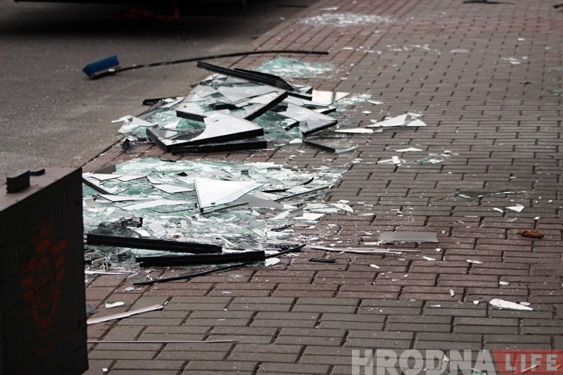 Няўдалая паездка: на Кірава з грузавіка выпала шмат шклопакетаў Няўдалая паездка: на Кірава з грузавіка выпала шмат шклопакетаў