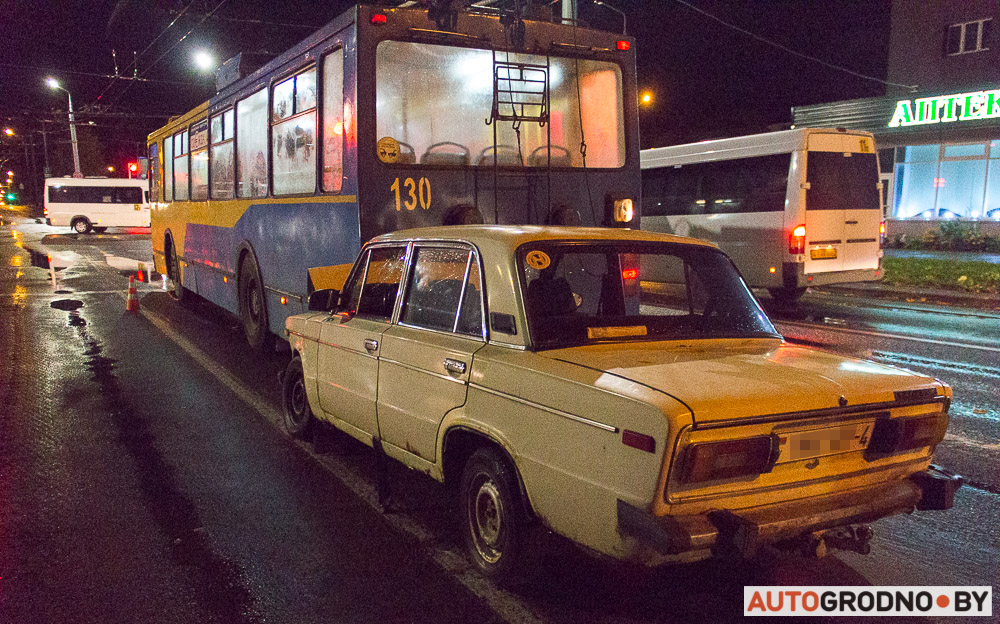 На Паповіча Жыгулі на поўным ходзе ўрэзаліся ў тралейбус На Паповіча Жыгулі на поўным ходзе ўрэзаліся ў тралейбус