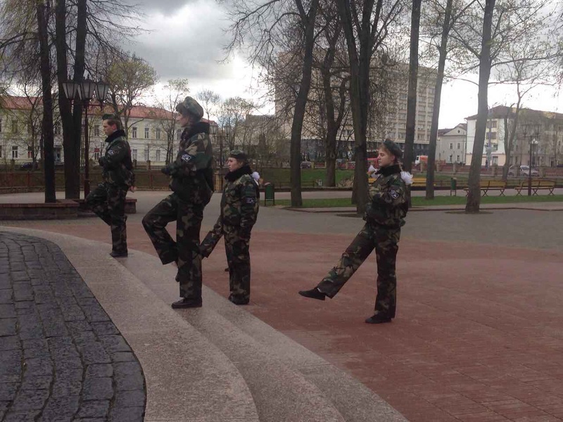 Варта памяці: навошта школьнікі ў Гродне па 7 хвілін стаяць ля помніка Варта памяці: навошта школьнікі ў Гродне па 7 хвілін стаяць ля помніка