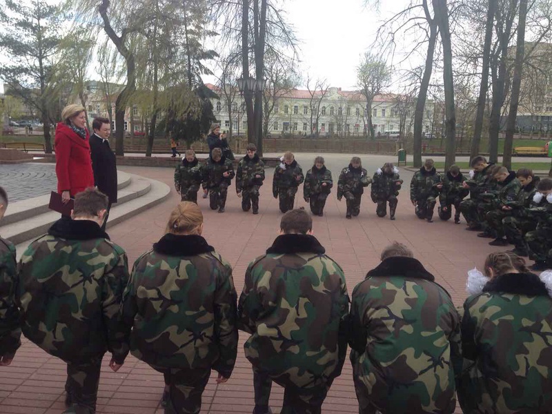 Варта памяці: навошта школьнікі ў Гродне па 7 хвілін стаяць ля помніка Варта памяці: навошта школьнікі ў Гродне па 7 хвілін стаяць ля помніка