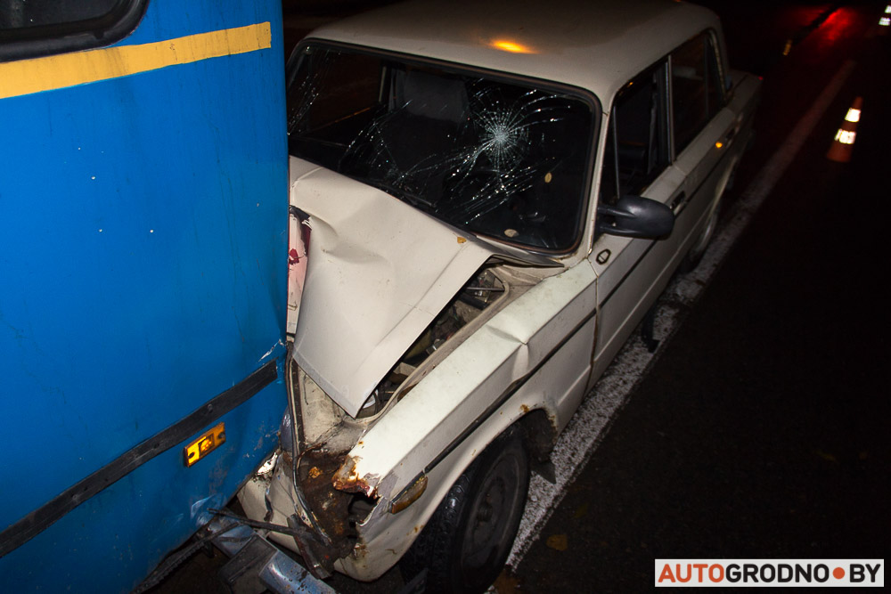 На Паповіча Жыгулі на поўным ходзе ўрэзаліся ў тралейбус На Паповіча Жыгулі на поўным ходзе ўрэзаліся ў тралейбус