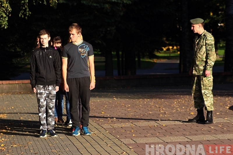 Варта памяці: навошта школьнікі ў Гродне па 7 хвілін стаяць ля помніка Варта памяці: навошта школьнікі ў Гродне па 7 хвілін стаяць ля помніка