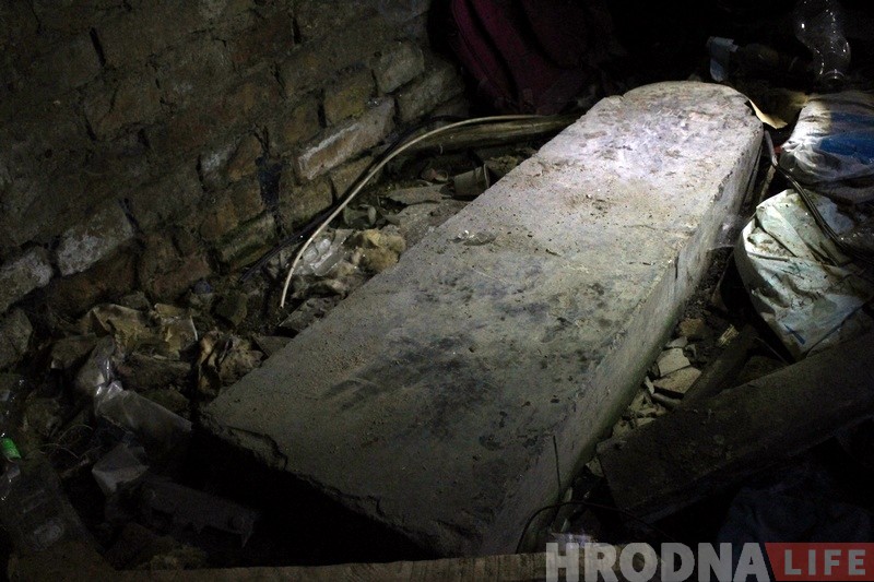 Незвычайная знаходка ў гродзенскіх падзямеллях: яўрэйская мацэва ляжала ў закінутым падвале Незвычайная знаходка ў гродзенскіх падзямеллях: яўрэйская мацэва ляжала ў закінутым падвале
