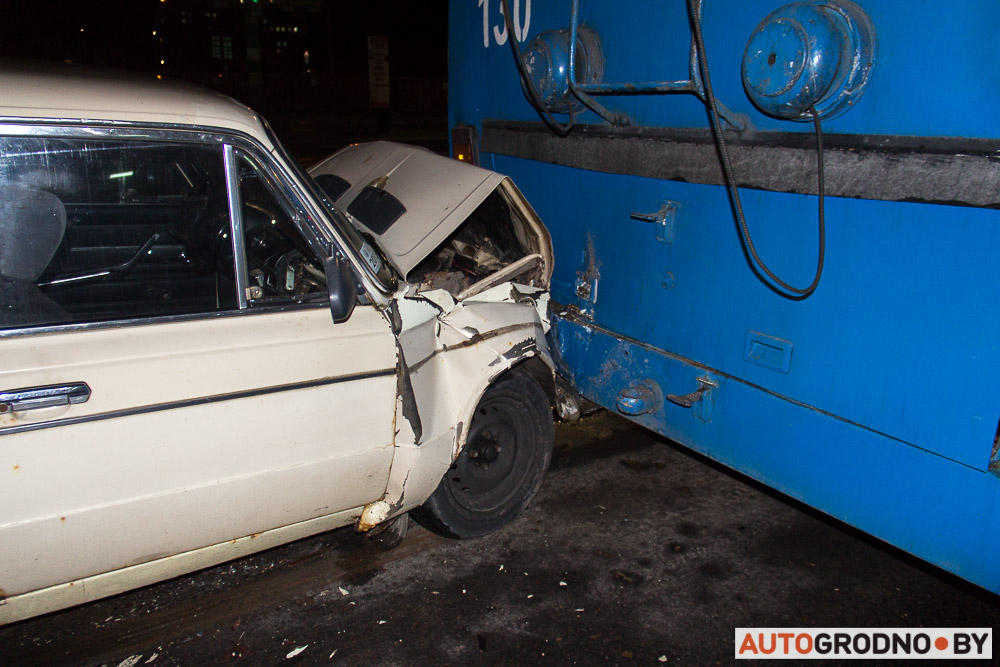 На Паповіча Жыгулі на поўным ходзе ўрэзаліся ў тралейбус На Паповіча Жыгулі на поўным ходзе ўрэзаліся ў тралейбус