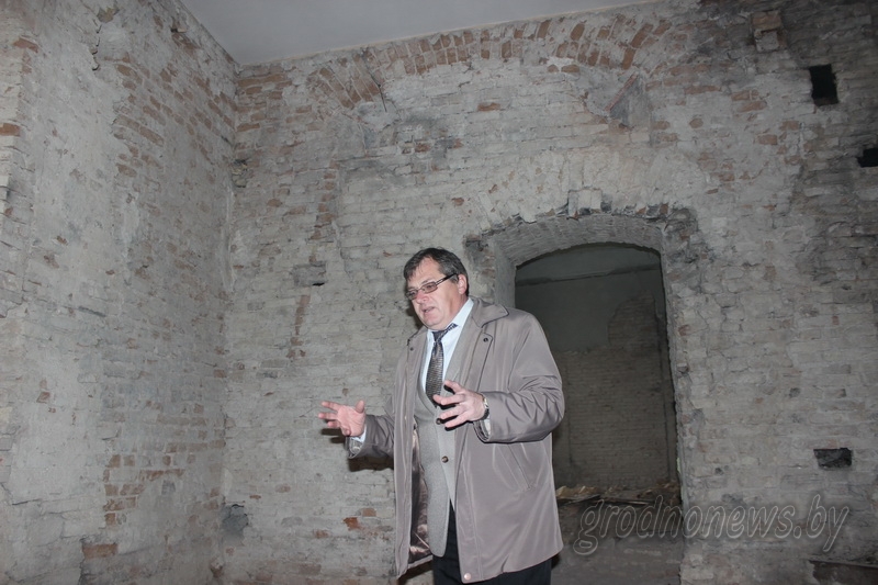 «Прывітанне» з векавой мінуўшчыны. Падчас рэканструкцыі Старога замка будаўнікі раскрылі плітку XVI стагоддзя