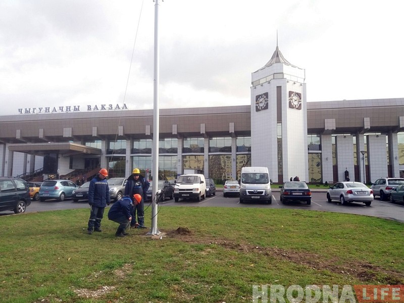 Вместо обещанного символа города на привокзальной площади в Гродно установили большой фонарь