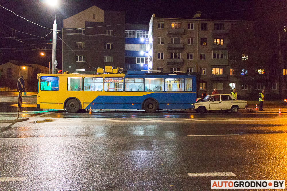 На Паповіча Жыгулі на поўным ходзе ўрэзаліся ў тралейбус На Паповіча Жыгулі на поўным ходзе ўрэзаліся ў тралейбус