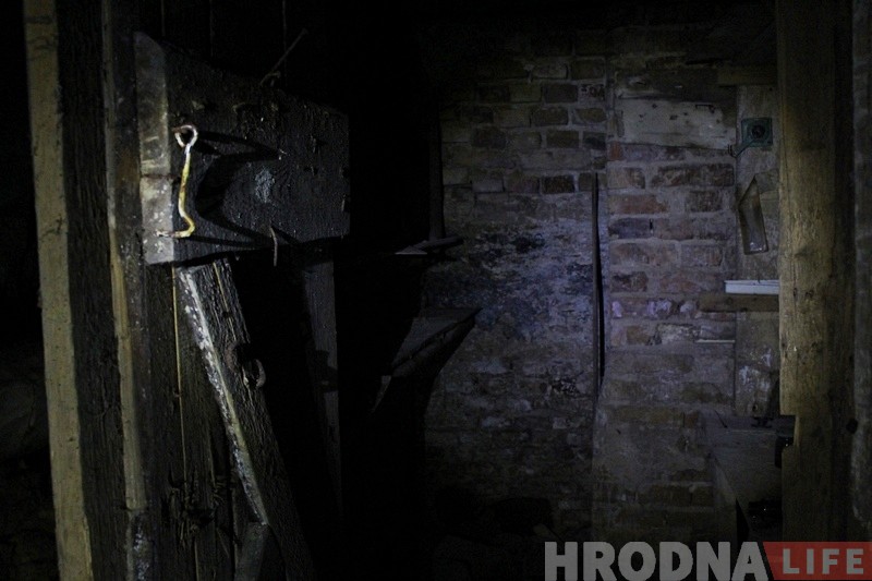 Незвычайная знаходка ў гродзенскіх падзямеллях: яўрэйская мацэва ляжала ў закінутым падвале Незвычайная знаходка ў гродзенскіх падзямеллях: яўрэйская мацэва ляжала ў закінутым падвале