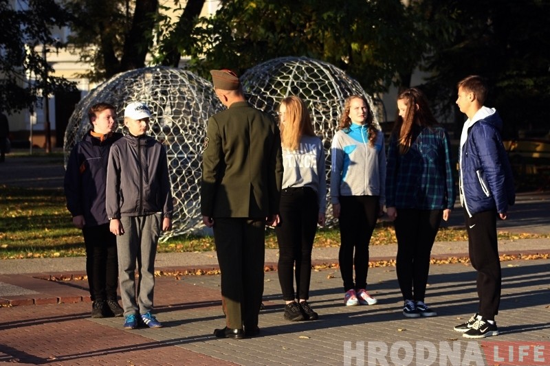 Варта памяці: навошта школьнікі ў Гродне па 7 хвілін стаяць ля помніка Варта памяці: навошта школьнікі ў Гродне па 7 хвілін стаяць ля помніка