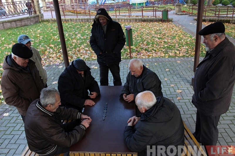 “Рыба” ўжо не крычым". Як у Гродне з савецкага часу гуляюць у даміно ў парку “Рыба” ўжо не крычым". Як у Гродне з савецкага часу гуляюць у даміно ў парку
