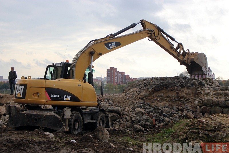 Рэканструкцыя Старога замка: рабочыя пачалі разбіраць абарончую сцяну Рэканструкцыя Старога замка: рабочыя пачалі разбіраць абарончую сцяну