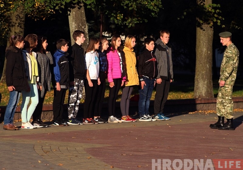 Варта памяці: навошта школьнікі ў Гродне па 7 хвілін стаяць ля помніка Варта памяці: навошта школьнікі ў Гродне па 7 хвілін стаяць ля помніка