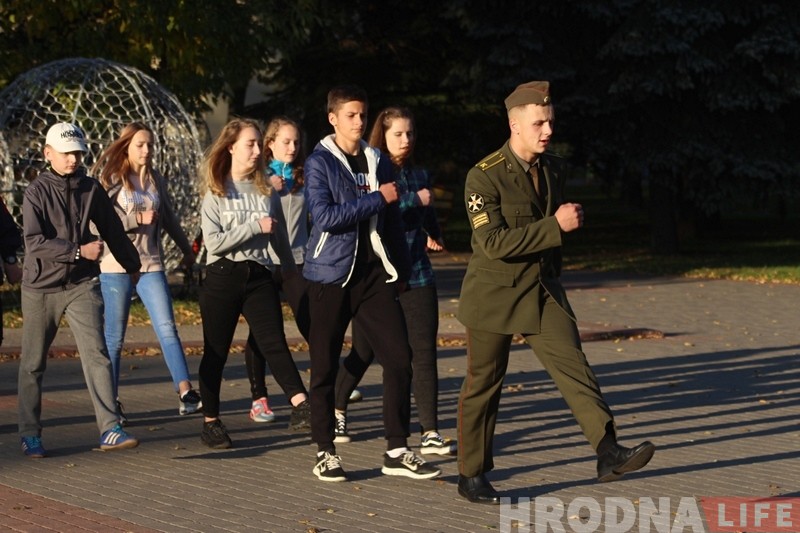 Варта памяці: навошта школьнікі ў Гродне па 7 хвілін стаяць ля помніка Варта памяці: навошта школьнікі ў Гродне па 7 хвілін стаяць ля помніка