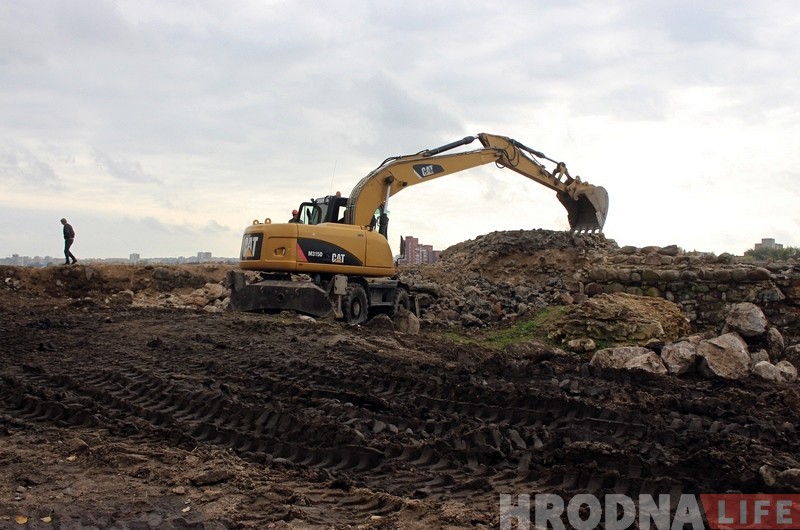 Рэканструкцыя Старога замка: рабочыя пачалі разбіраць абарончую сцяну Рэканструкцыя Старога замка: рабочыя пачалі разбіраць абарончую сцяну
