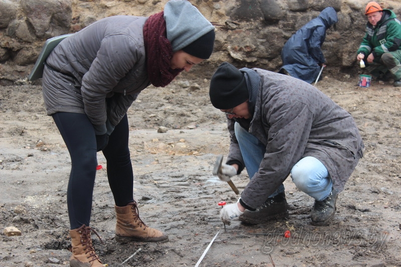 Ля сцен Старога замка пачалі працаваць археолагі