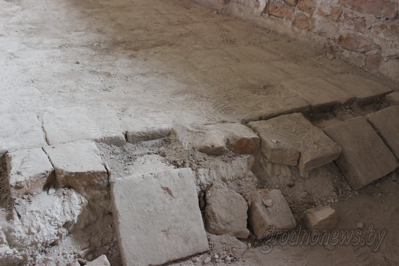 «Прывітанне» з векавой мінуўшчыны. Падчас рэканструкцыі Старога замка будаўнікі раскрылі плітку XVI стагоддзя