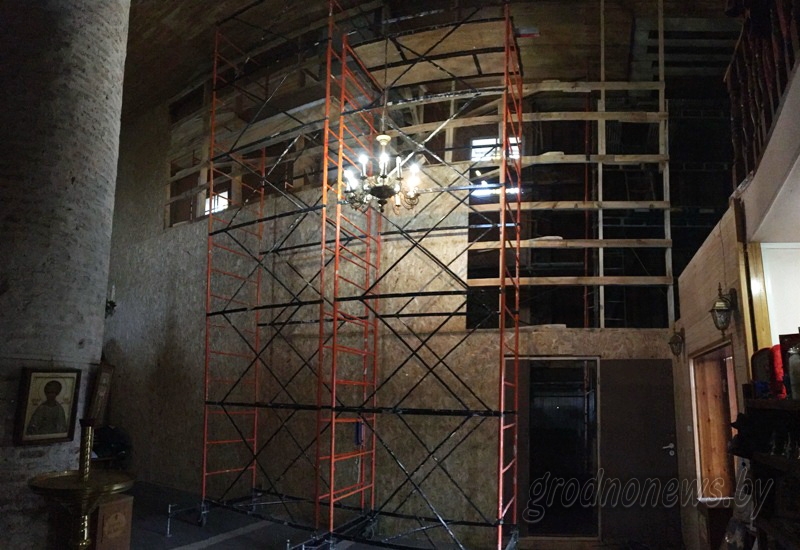 Пабудавалі часовую сцяну і прыпадымуць дах: у Каложскай царкве працягваюцца рамонтныя работы