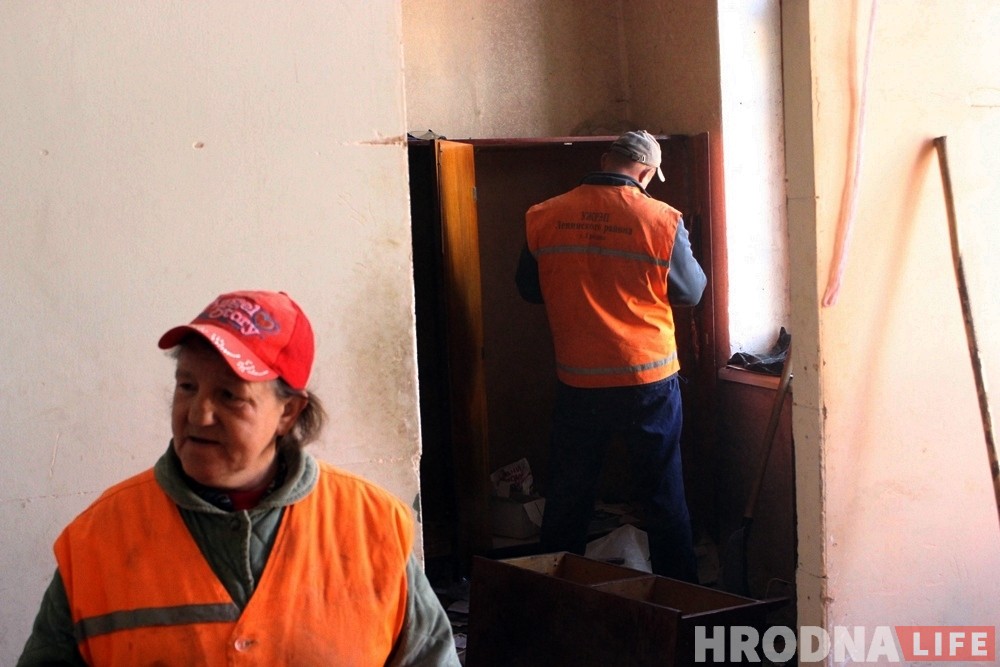 Фотагісторыя: Як камунальнікі чысцяць закінутыя кватэры ў цэнтры Гродна