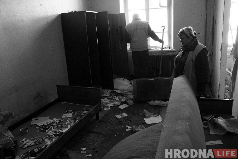 Фотагісторыя: Як камунальнікі чысцяць закінутыя кватэры ў цэнтры Гродна