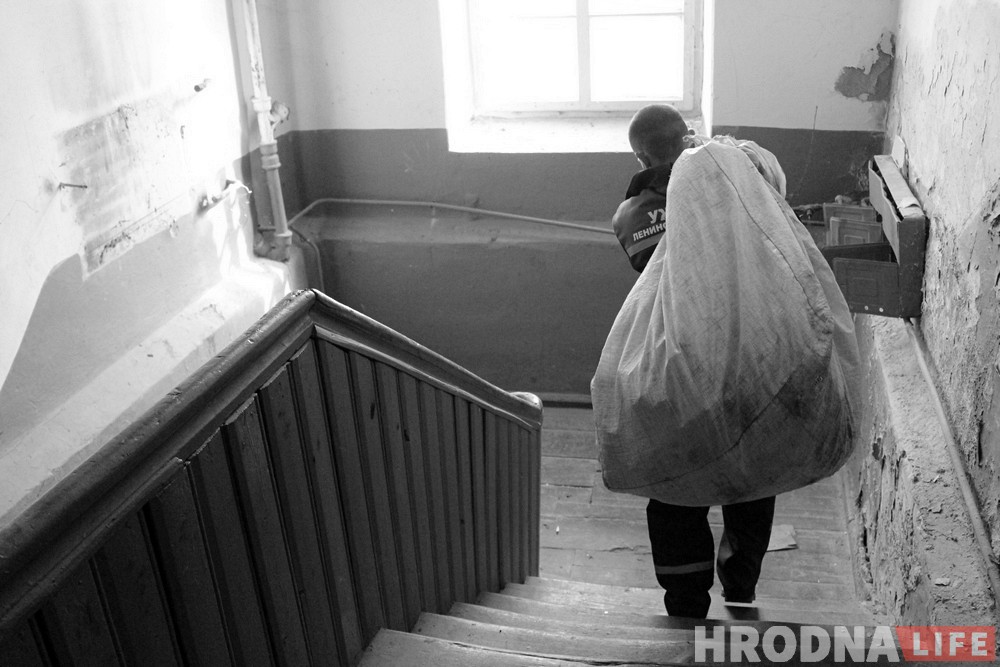 Фотагісторыя: Як камунальнікі чысцяць закінутыя кватэры ў цэнтры Гродна