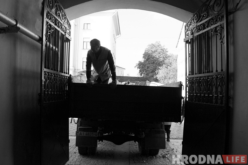 Фотагісторыя: Як камунальнікі чысцяць закінутыя кватэры ў цэнтры Гродна