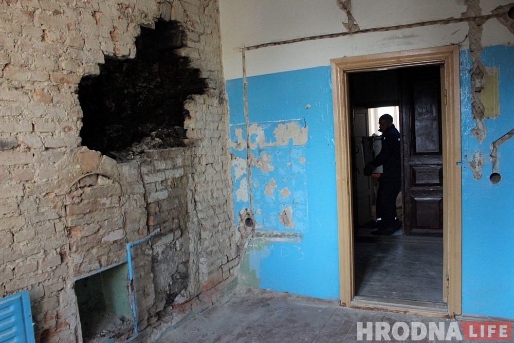 Фотагісторыя: Як камунальнікі чысцяць закінутыя кватэры ў цэнтры Гродна