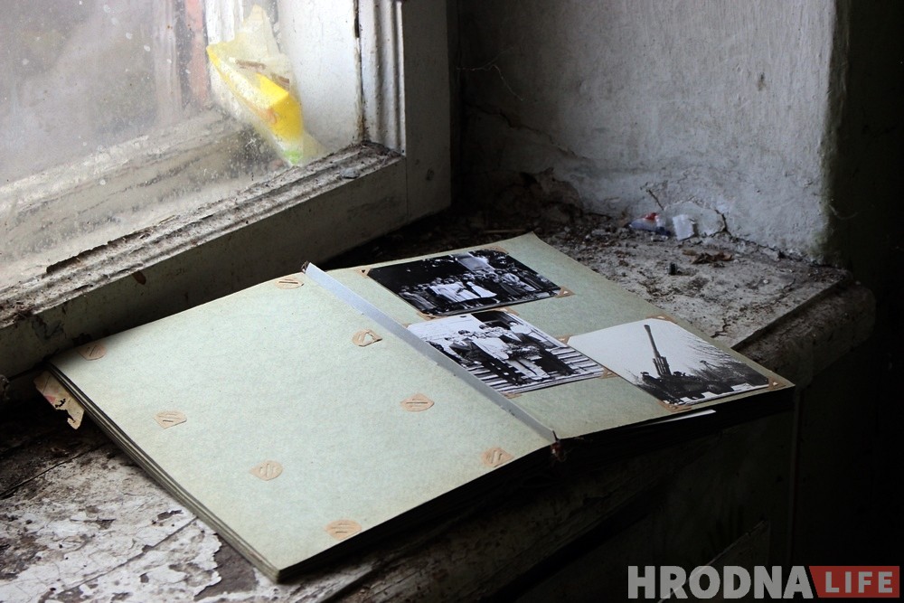 Фотагісторыя: Як камунальнікі чысцяць закінутыя кватэры ў цэнтры Гродна