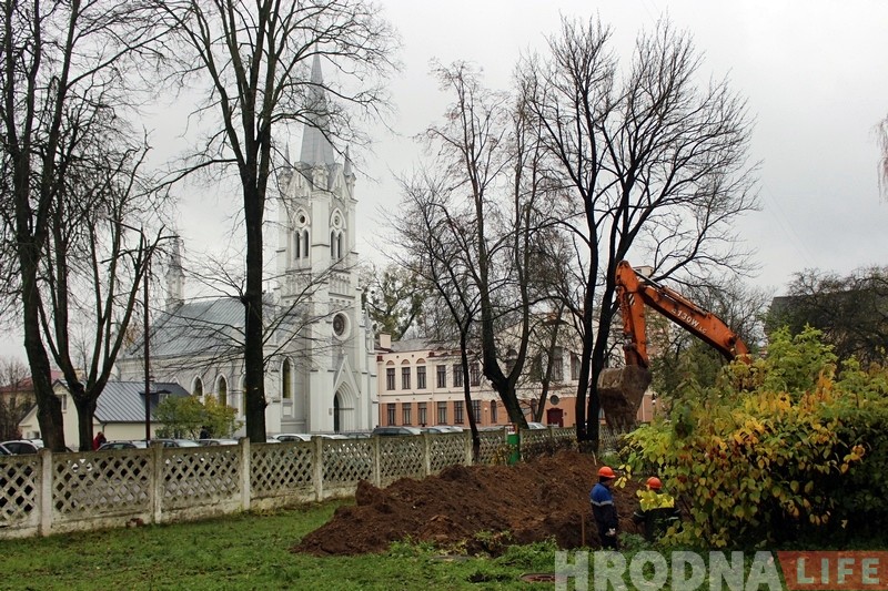 На месцы лютэранскіх могілак у Гродне пачалі капаць: вернікі занепакоеныя, рабочыя абяцаюць павагу