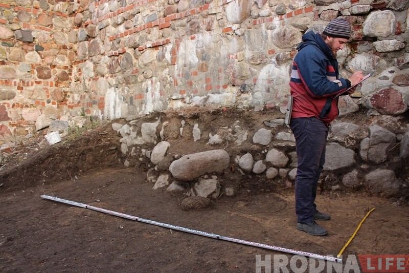 Рэканструкцыя Старога замка: у грунт гары пачалі забіваць палі