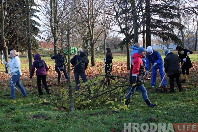Суботнік у Гродне: прыбіралі лісце і саджалі дрэвы Суботнік у Гродне: прыбіралі лісце і саджалі дрэвы
